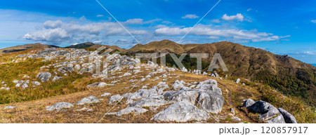 平尾台の秋景色・草紅葉　パノラマ　【福岡県北九州市】 120857917