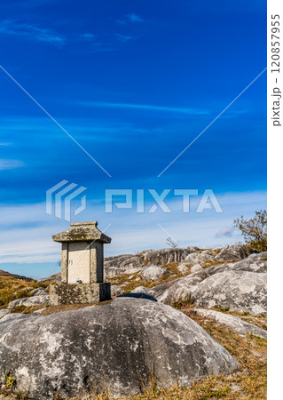 平尾台の秋景色・草紅葉 【福岡県北九州市】 平尾台の秋景色・草紅葉 【福岡県北九州市】 120857955