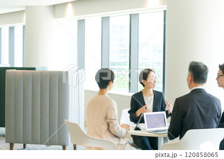 ミーティングをするビジネスマン ミーティングをするビジネスマン 120858065