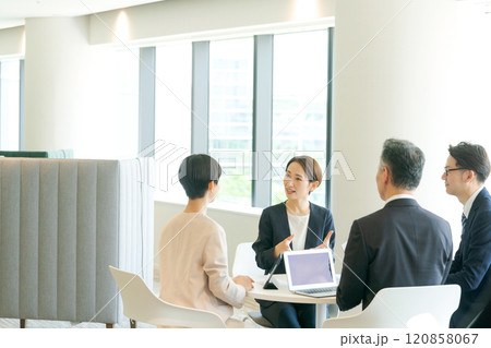 ミーティングをするビジネスマン 120858067