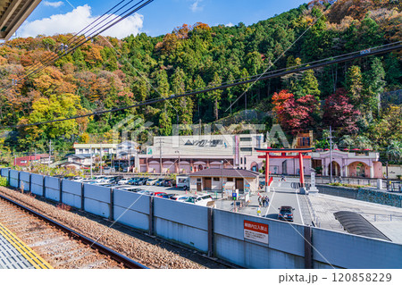 京王線　秋の高尾山口駅前　プラットホームから見る風景 120858229