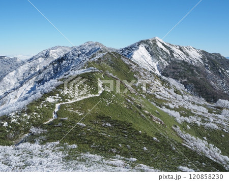 霧氷の広がる稜線を歩く登山者達1 120858230