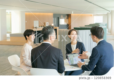 打ち合わせをするビジネスパーソン 120858369