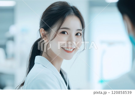 笑顔で患者と向き合う女性医師「AI生成画像」 120858539