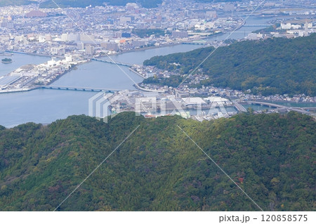 空撮した高知市 120858575