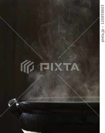 湯気が立ち上る土鍋　鍋料理イメージ湯気が立ち上る土鍋　鍋料理イメージ 120858603