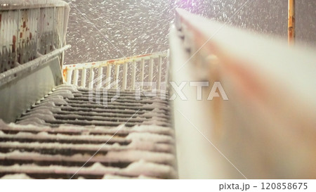 ツルっに注意！大雪の日の歩道橋 120858675