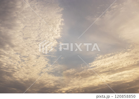 青空と白い鱗雲 120858850