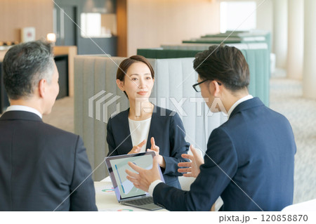 ミーティングをするビジネスマン 120858870