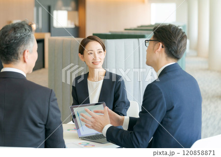 ミーティングをするビジネスマン 120858871