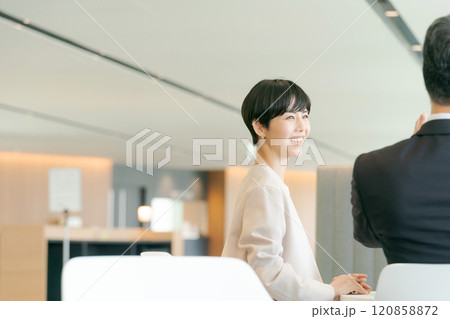 ミーティングをするビジネスマン 120858872