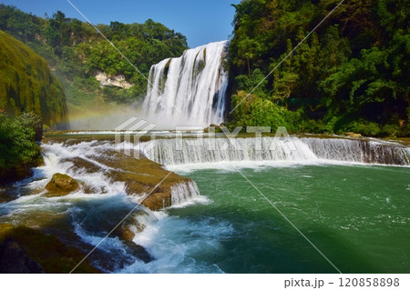 壮大な黄果樹瀑布 壮大な黄果樹瀑布 120858898