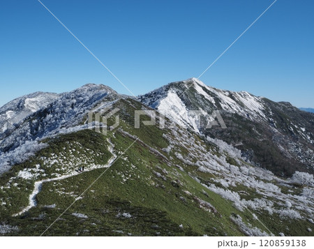 霧氷の広がる稜線を歩く登山者達4 120859138