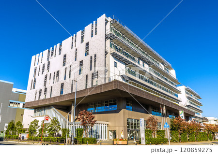 日本の横浜都市景観 横浜市営地下鉄　港南中央駅。港南区総合庁舎（港南区役所・港南消防署）…＝3日 120859275