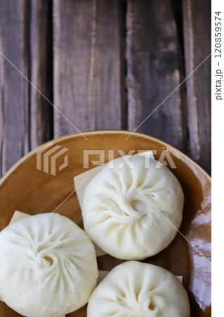 お皿に乗せた手包みの肉まん 温か料理 お皿に乗せた手包みの肉まん 温か料理 120859574