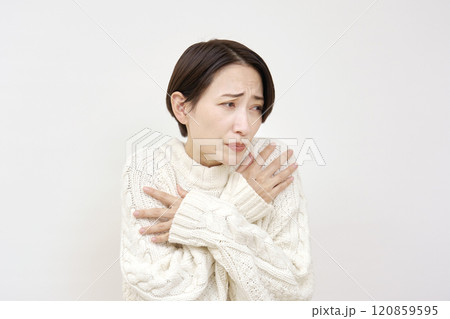 寒気を感じる女性　白背景 120859595