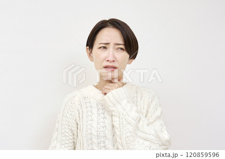 喉が痛い女性　白背景 120859596