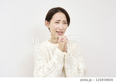 懇願する女性　白背景 120859600