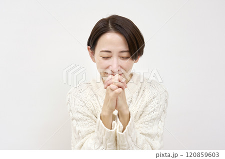 神頼みする女性　白背景 120859603