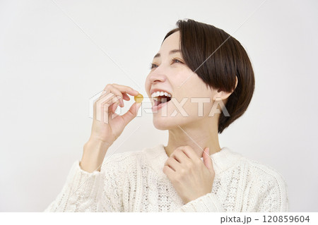 のど飴を舐める女性　白背景 120859604