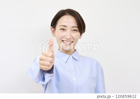 女性　グッドサイン　白背景 120859612