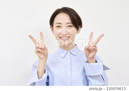 女性　ピースサイン　白背景　両手 120859613