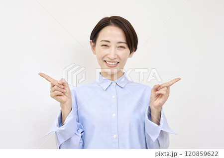 左右を指差す女性　白背景 120859622