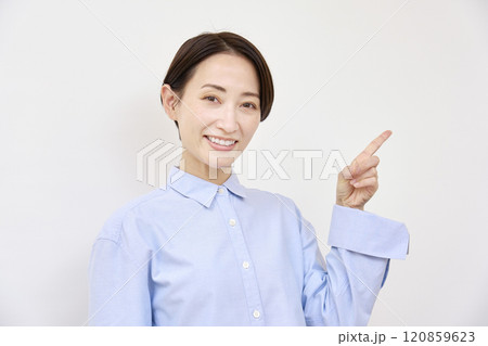 右を指差す女性 白背景 右を指差す女性 白背景 120859623