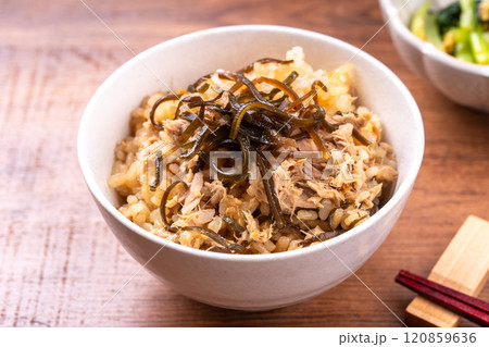 ツナと塩こんぶの炊き込みご飯 120859636