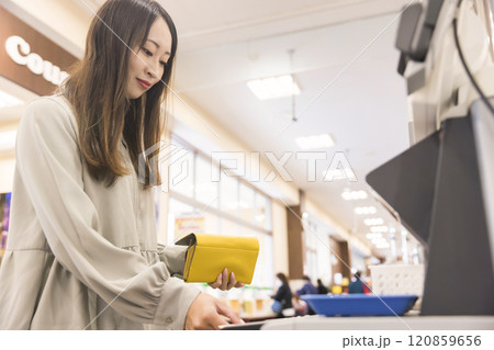 セルフレジでお会計をする若い女性 セミセルフレジ セルフレジでお会計をする若い女性 セミセルフレジ 120859656