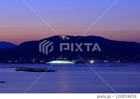 年末年始の保野山に灯る 万 の文字(東広島市) 120859658