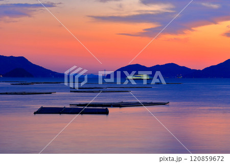 牡蠣筏が浮かぶ 夕暮れ時の瀬戸内海 牡蠣筏が浮かぶ 夕暮れ時の瀬戸内海 120859672