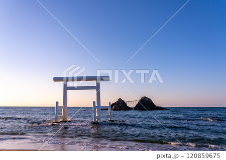 福岡県糸島市 夕方の桜井二見ヶ浦の夫婦岩と白い鳥居 福岡県糸島市 夕方の桜井二見ヶ浦の夫婦岩と白い鳥居 120859675