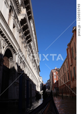 ベネチア運河散歩 120859749