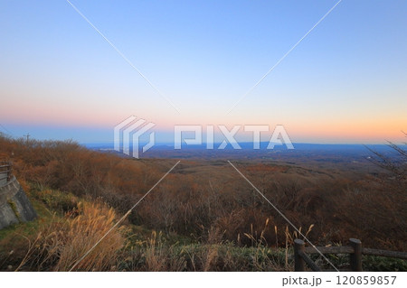 夕暮れの恋人の聖地・那須高原展望台からの風景 120859857