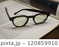 本とメガネ 120859910