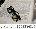 本とメガネ 120859913