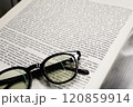 本とメガネ 120859914
