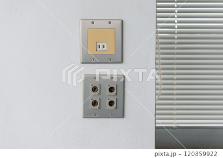電気コンセントのプレート、マイクコンセント、メタルコンセント、視聴覚室 電気コンセントのプレート、マイクコンセント、メタルコンセント、視聴覚室 120859922