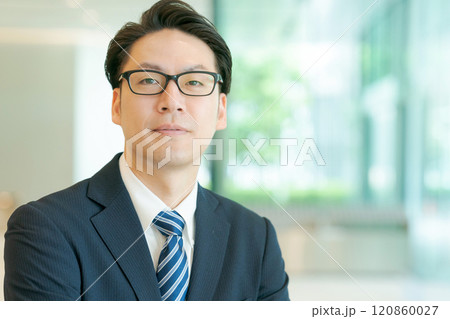 スーツを着た笑顔の男性 スーツを着た笑顔の男性 120860027