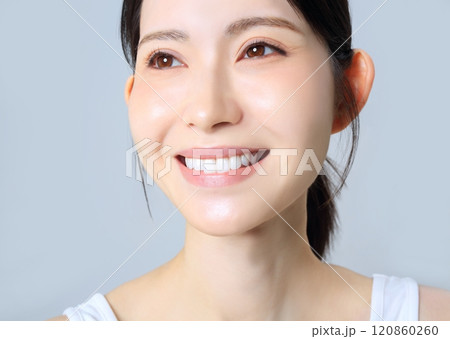 歯並びが綺麗な女性イメージ 120860260