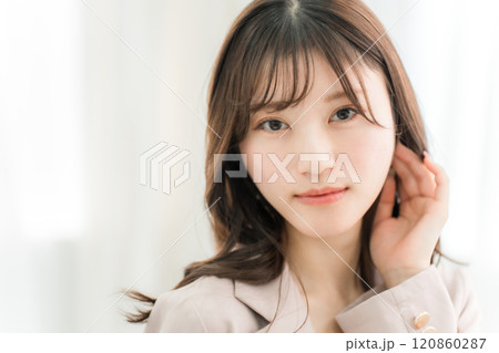 スーツを着て微笑む若いアジア人女性(ビジネスウーマン) スーツを着て微笑む若いアジア人女性(ビジネスウーマン) 120860287