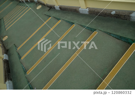 歩道橋の階段 120860332