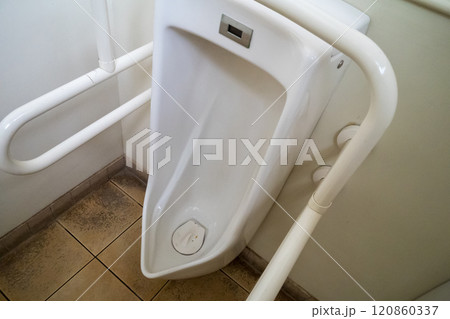 男性トイレの手すり 120860337