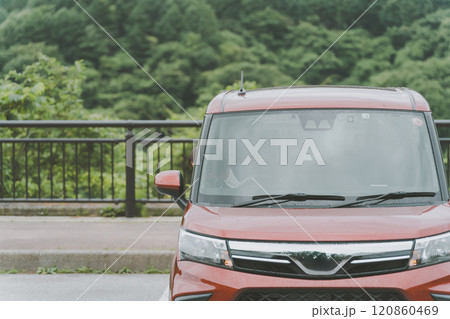 駐車場に車を駐車する若い女性 駐車場に車を駐車する若い女性 120860469