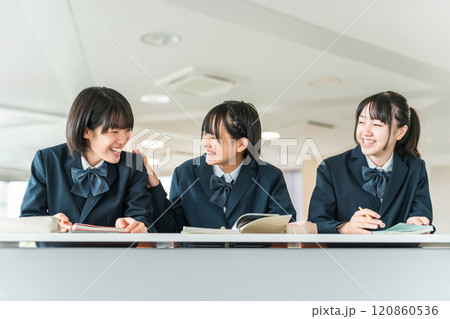 学校の教室で授業中に楽しく話す制服姿の小学生・中学生・高校生・女子高生（友達） 120860536
