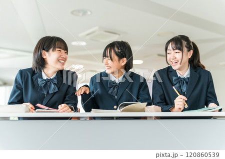 学校の教室で授業中に楽しく話す制服姿の小学生・中学生・高校生・女子高生（友達） 120860539