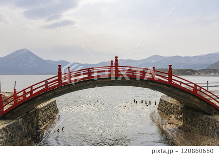 恐山　三途の川の赤い太鼓橋 120860680