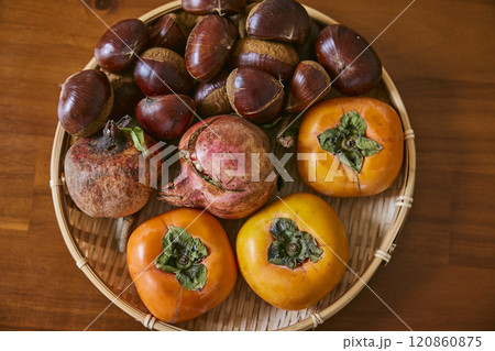 ざるに入った秋の食材 120860875