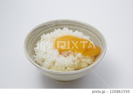 卵かけご飯_ご飯に生卵をのせて好みの味付けで混ぜて食べる日本の家庭料理 卵かけご飯_ご飯に生卵をのせて好みの味付けで混ぜて食べる日本の家庭料理 120861550